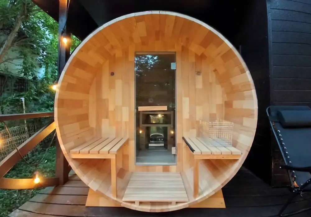 【バレルサウナ】Cタイプ 室内4名用/外椅子あり 2,400×1,800mm＜ヘムロック＞