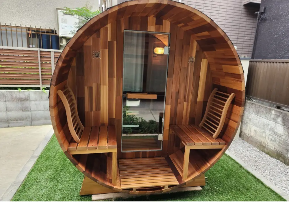 【バレルサウナ】Cタイプ 室内4名用/外椅子あり 2,400×1,800mm＜レッドシダー＞