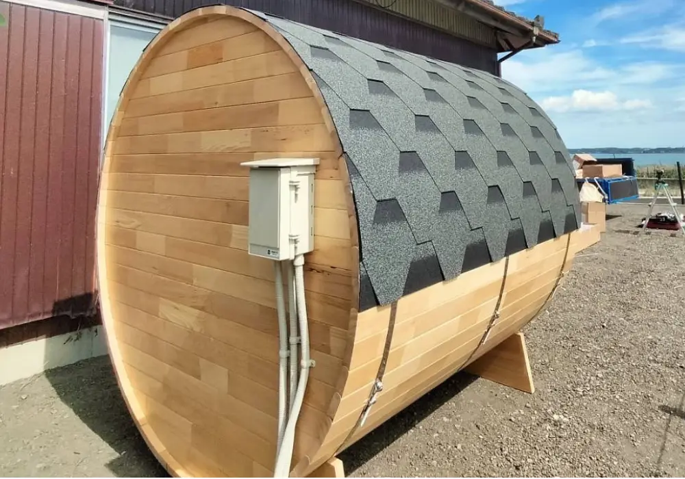 【バレルサウナ】Cタイプ 室内4名用/外椅子あり 2,400×1,800mm＜ヘムロック＞