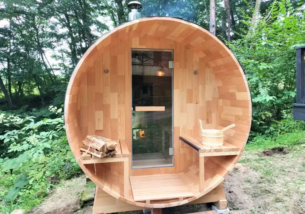 【バレルサウナ&薪ストーブセット】Eタイプ 室内4名用/外椅子あり 2,400×1,800mm＜ヘムロック＞