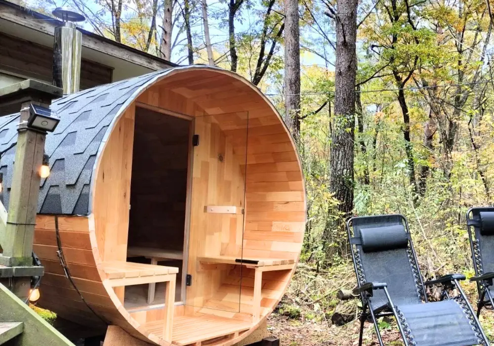 【バレルサウナ&薪ストーブセット】Eタイプ 室内4名用/外椅子あり 2,400×1,800mm＜ヘムロック＞