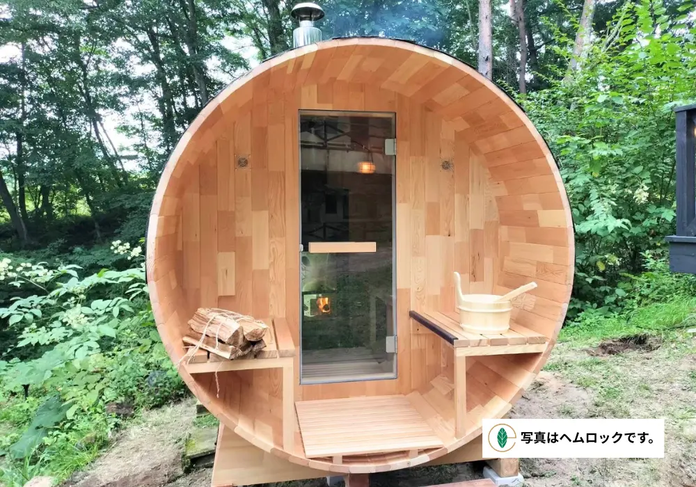【バレルサウナ&薪ストーブセット】Eタイプ 室内4名用/外椅子あり 2,400×1,800mm＜レッドシダー＞