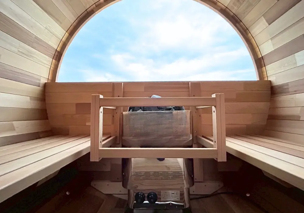 【バレルサウナ】ハーフ窓Bタイプ 室内4名用/外椅子なし 1,800×1,800mm＜レッドシダー＞