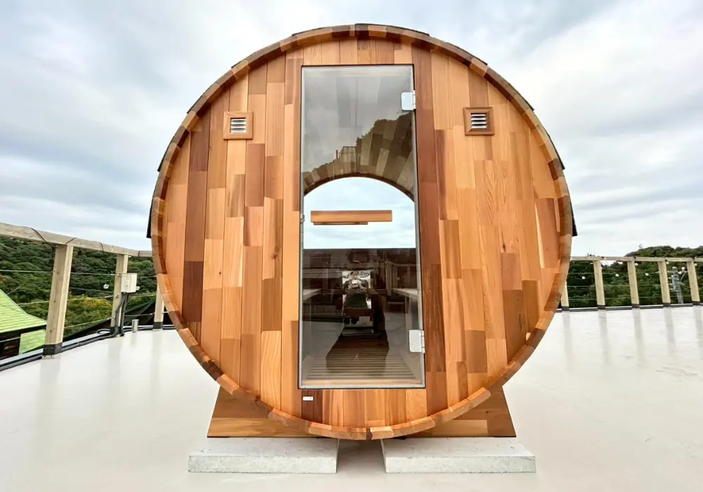 【バレルサウナ】ハーフ窓Bタイプ 室内4名用/外椅子なし 1,800×1,800mm＜レッドシダー＞