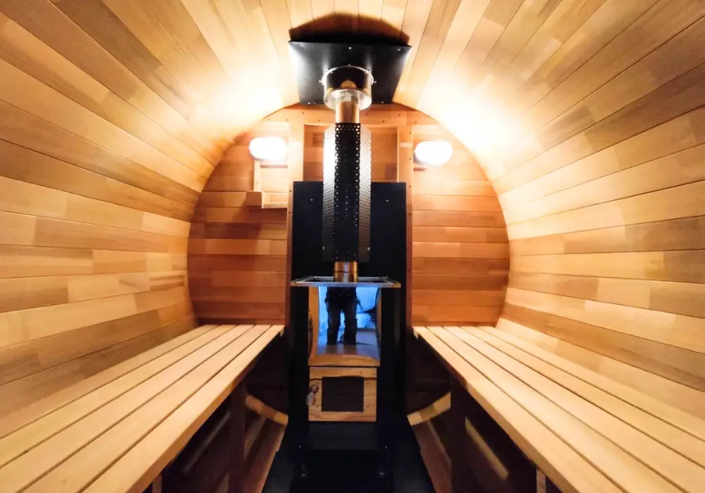 【バレルサウナ&薪ストーブセット】Eタイプ 室内4名用/外椅子あり 2,400×1,800mm＜レッドシダー＞
