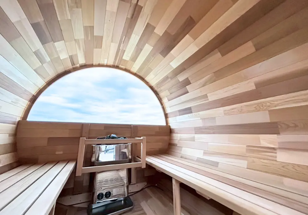 【バレルサウナ】ハーフ窓Bタイプ 室内4名用/外椅子なし 1,800×1,800mm＜レッドシダー＞