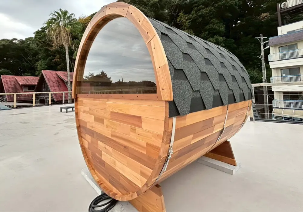 【バレルサウナ】ハーフ窓Bタイプ 室内4名用/外椅子なし 1,800×1,800mm＜レッドシダー＞