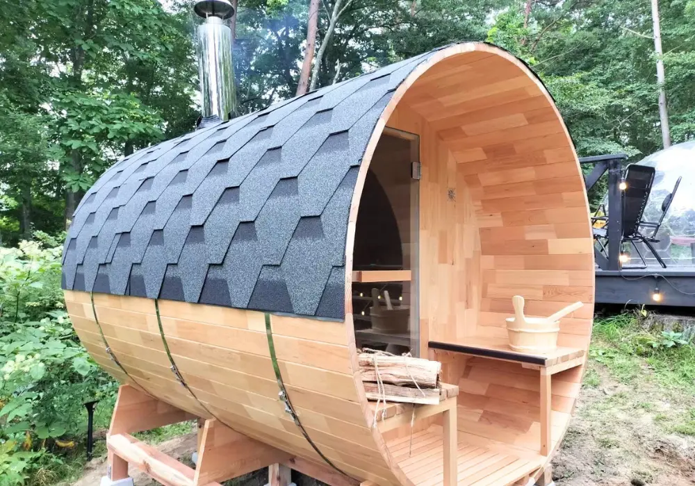 【バレルサウナ&薪ストーブセット】Eタイプ 室内4名用/外椅子あり 2,400×1,800mm＜レッドシダー＞