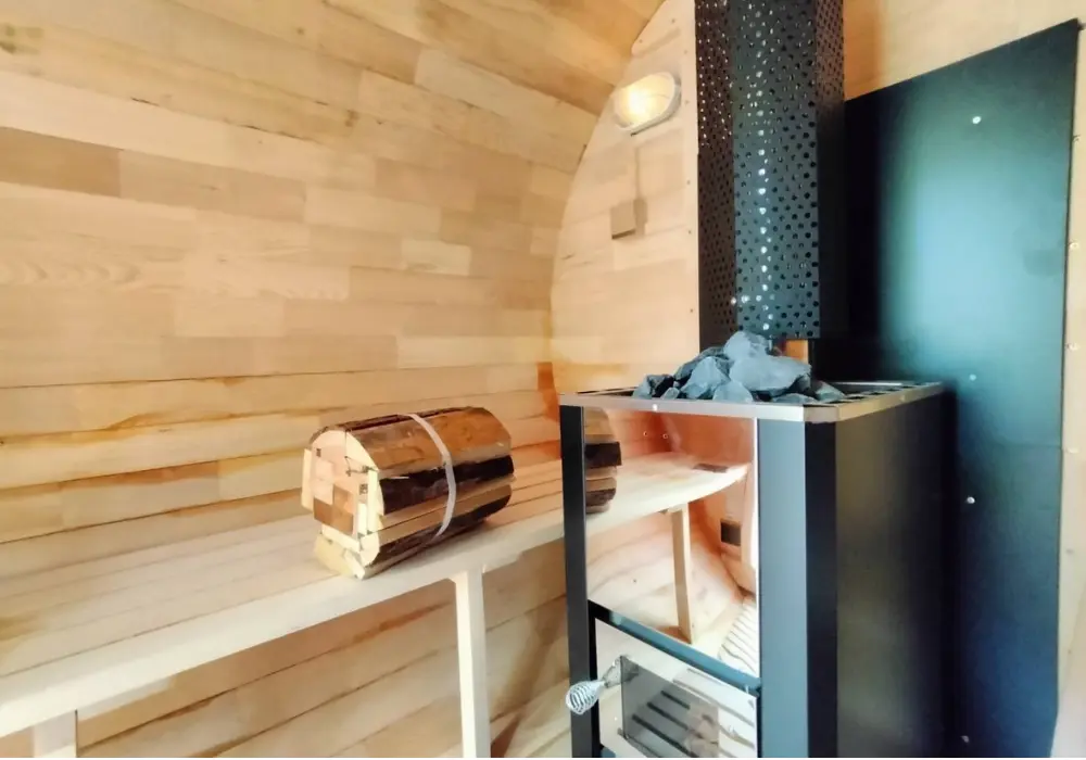 【バレルサウナ&薪ストーブセット】Eタイプ 室内4名用/外椅子あり 2,400×1,800mm＜レッドシダー＞