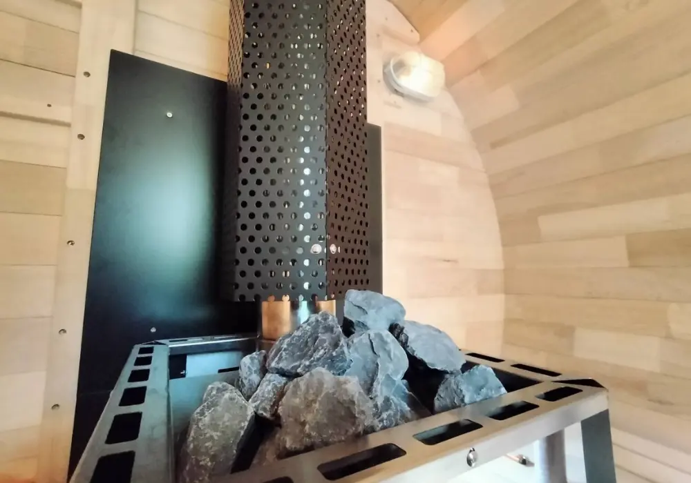 【バレルサウナ&薪ストーブセット】Eタイプ 室内4名用/外椅子あり 2,400×1,800mm＜レッドシダー＞