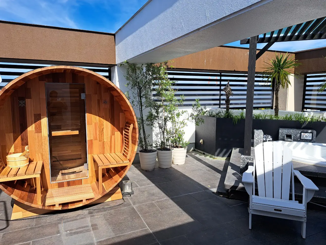 【バレルサウナ】Cタイプ 室内4名用/外椅子あり 2,400×1,800mm＜レッドシダー＞